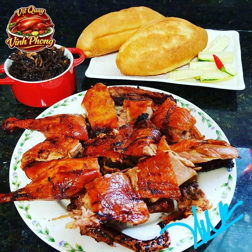 Cách thưởng thức bánh mì vịt quay đúng chuẩn ngon như ngoài hàng