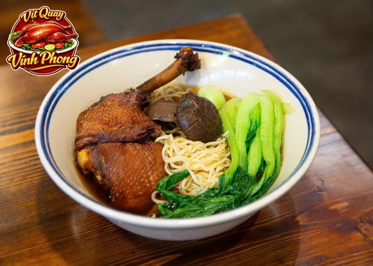 Sơ chế nguyên liệu cho món mì vịt tiềm từ vịt quay