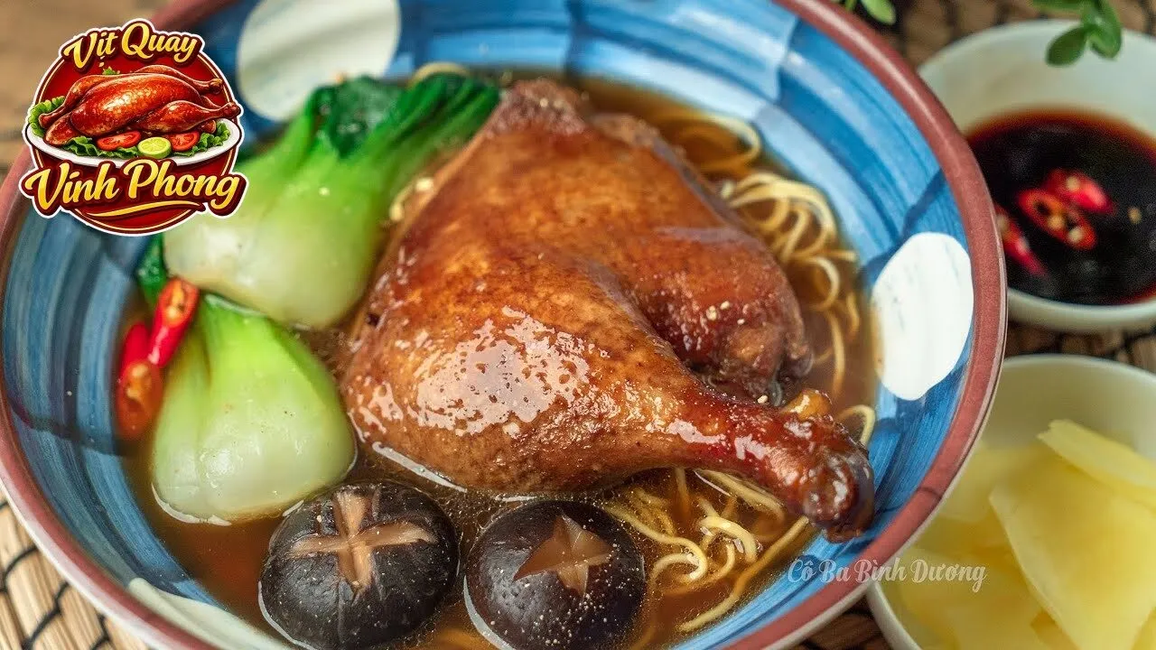 Nồi nước dùng mì vịt tiềm đang ninh thơm đậm vị