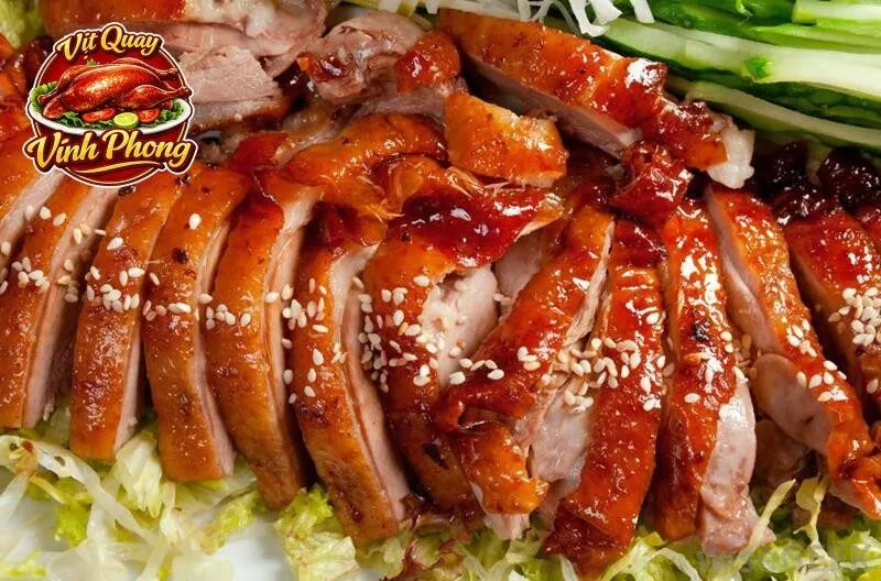 Kỹ thuật sơ chế vịt giúp da giòn vàng đều khi quay