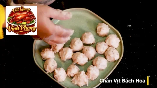 CHÂN VỊT NHỒI CÁ THÁC LÁC GIÒN NGON HẤP DẪN