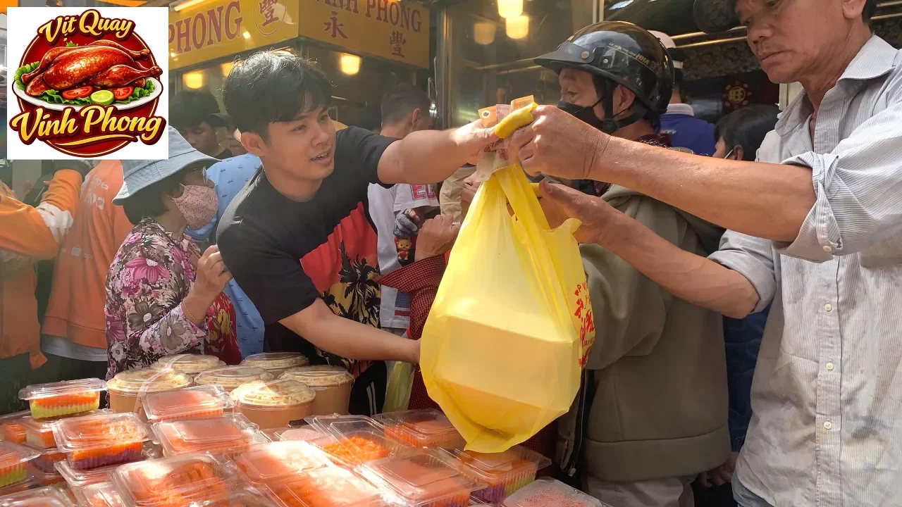 Đầu bếp chế biến vịt quay Bắc Kinh chuẩn ngon với kỹ thuật quay da giòn thịt mềm