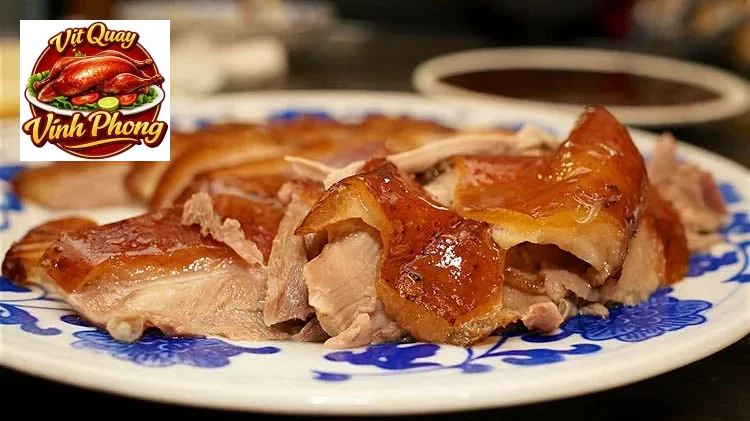 Gia đình quây quần thưởng thức mẹt vịt quay trong dịp sum họp đặc biệt