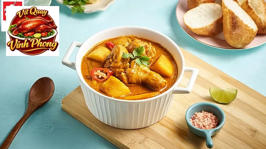 Món cà ri vịt gà ăn kèm bánh mì nóng giòn tạo nên hương vị hấp dẫn