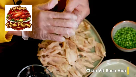 Món chân vịt nhồi cá thác lác được trình bày đẹp mắt cùng nước chấm đậm đà