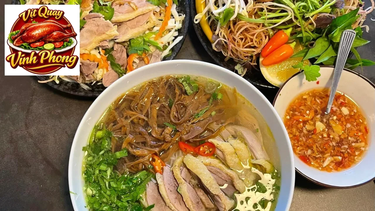 Nồi nước dùng bún măng vịt trong vắt đậm đà với hương thơm hấp dẫn