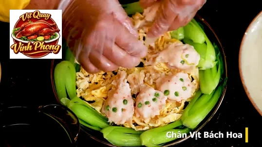 Phần nhân cá thác lác được nhồi đều vào chân vịt trước khi chế biến