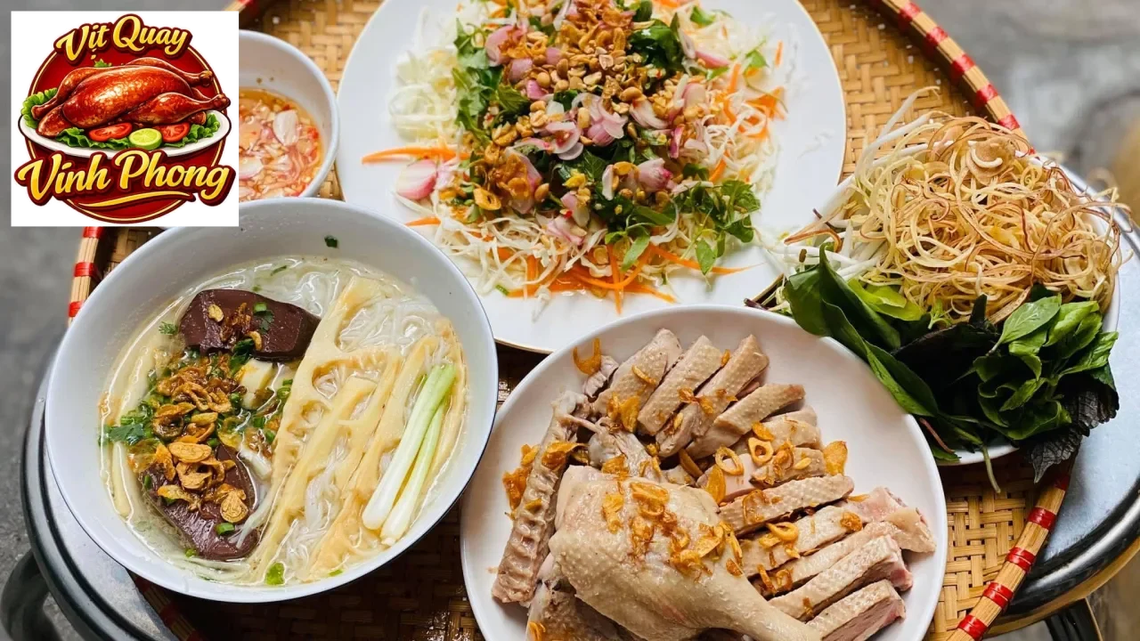 Tô bún măng vịt với nước dùng trong, vị ngọt thanh và thịt vịt mềm ngon