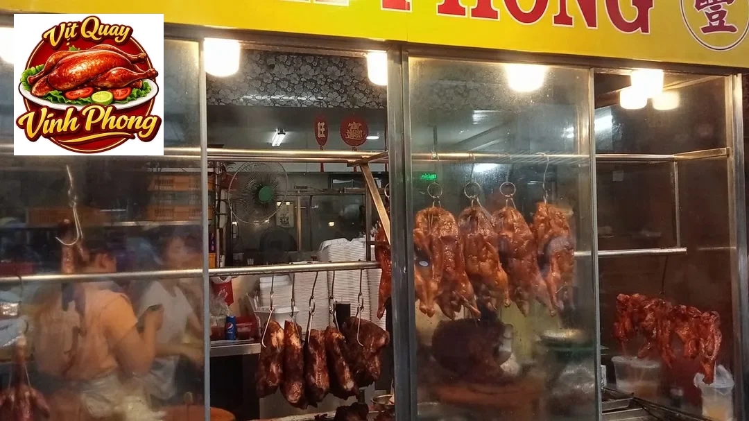 Vịt quay Bắc Kinh ăn kèm bánh tráng mỏng rau củ và nước sốt đậm đà
